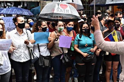 Al grito de "Garzón violador metan preso al agresor" una multitud de movilizo desde el local comercial, donde la joven venezolana fue abusada sexualmente, hacia los tribunales para pedir justicia.