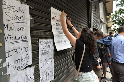 Dos mujeres denunciaron hoy públicamente que el comerciante acusado de abusar sexualmente de una joven venezolana de 18 años en su local del barrio porteño de Balvanera las acosó y las invitó "a salir" en pleno ámbito laboral.