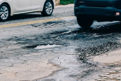 Se recomienda agarrar fuerte el volante al atravesar un bache para no perder el control del vehículo