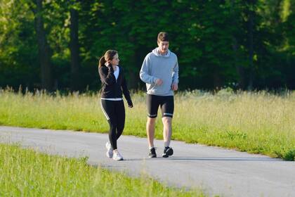 Se recomienda caminar a un ritmo rápido, pero hay cantidades de pasos más recomendables (Archivo)