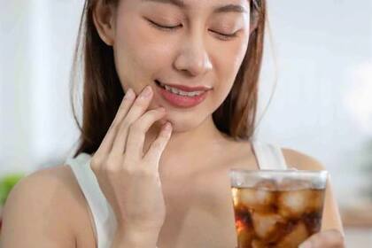 Se recomienda cepillar los dientes 20 minutos después de ingerir un coctel que tenga una bebida gasificada con azúcar