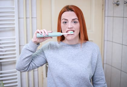 Se recomienda cepillarse los dientes dos o tres veces al día con un cepillo de cerdas suaves
