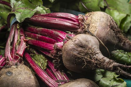 Se recomienda cocinar la remolacha con cáscara para mantener los nutrientes (Foto: Freepik)