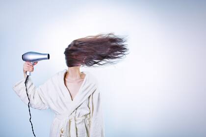 Se recomienda colocar unas gotas de aceite de uva antes de usar herramientas que apliquen calor sobre el cabello
