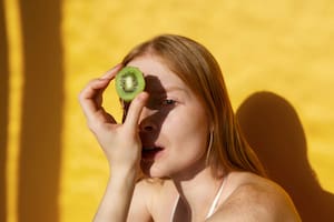 Se recomienda comer kiwi - crédito El País