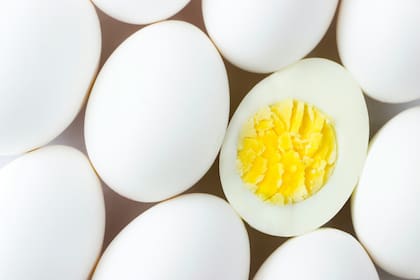 Se recomienda comer solo la clara de los huevos (Unsplash)