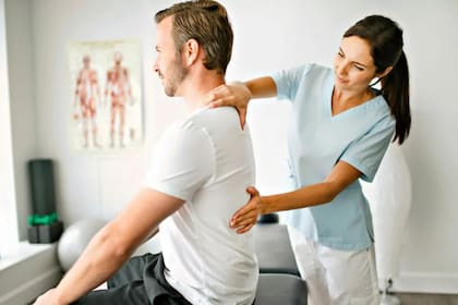 Se recomienda consulta médica y ejercicio para manejo del dolor y evaluación del tratamiento