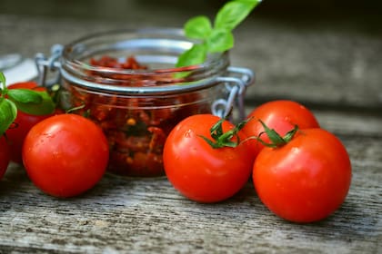Se recomienda consumir el tomate crudo para aprovechar al máximo sus propiedade (Foto ilustrativa: PEXELS)