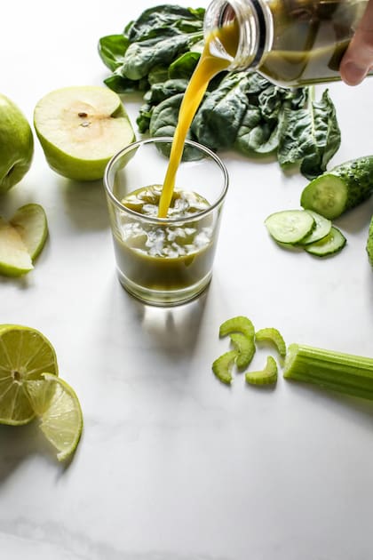 Se recomienda consumir la espinaca cruda en smothies