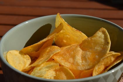 Se recomienda cortar las papas en láminas pequeñas para que queden crujientes
