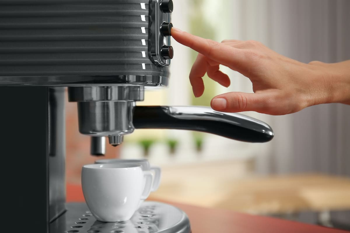 Se recomienda descalcificar la cafetera con vinagre blanco cada dos o tres meses