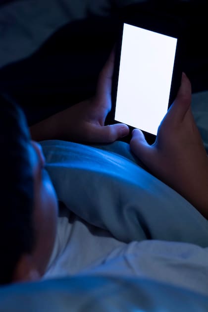 Se recomienda evitar el uso de las pantallas antes de dormir para poder conciliar el sueño