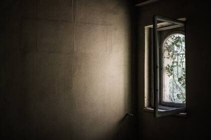 Se recomienda limpiar las ventanas con esta solución cada dos o tres semanas en zonas urbanas
