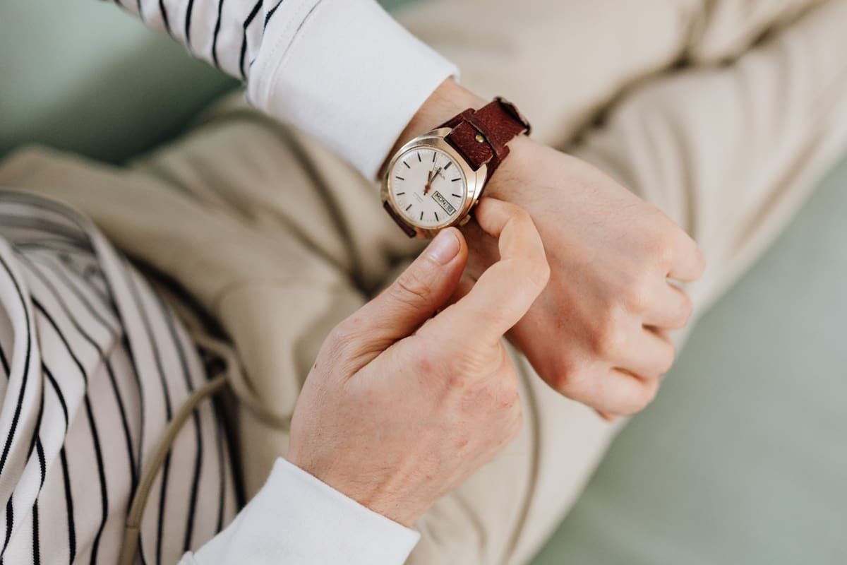 Se recomienda modificar los relojes antes de irse a dormir