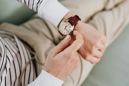 Se recomienda modificar los relojes antes de irse a dormir