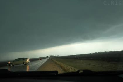 Se recomienda no circular durante tormentas eléctricas