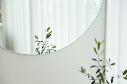 Se recomienda no colocarlo frente a la puerta o ventana porque se tratan de fugas de energía y desequilibrio, según el Feng Shui