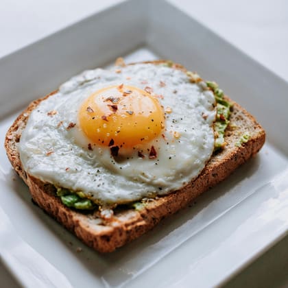 Se recomienda no comer más de siete yemas de huevo a la semana (Unsplash)