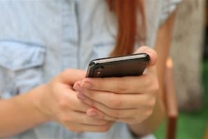 Se recomienda no silenciar las notificaciones para evitar la revisión compulsiva de los móviles (Foto: iStock)