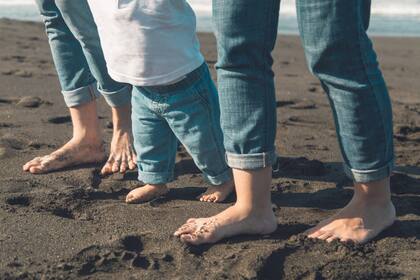 Se recomienda proteger la piel de los pies del sol en sus horas de mayor intensidad