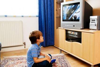 "Se recomienda que antes de los siete años, los padres de familia no instalen la televisión en el cuarto del niño ni que se les regale dispositivos electrónicos", dijo el especialista