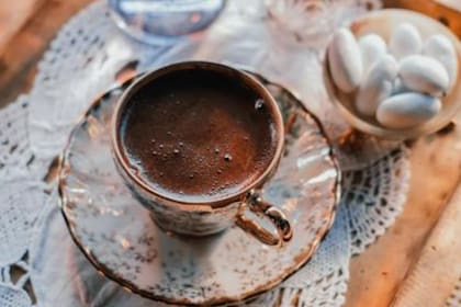 Se recomienda reemplazar la leche por agua para consumir con el chocolate (Foto Pexels)