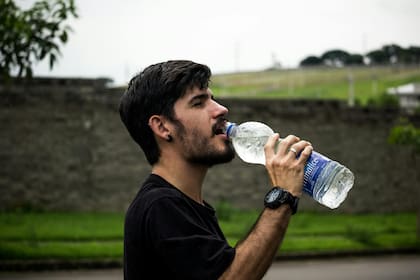 Se recomienda tomar unos dos litros de agua por día