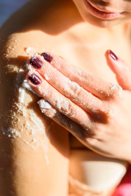 Se recomienda usar el bicarbonato con vaselina o aceite de coco (Foto: Freepik)