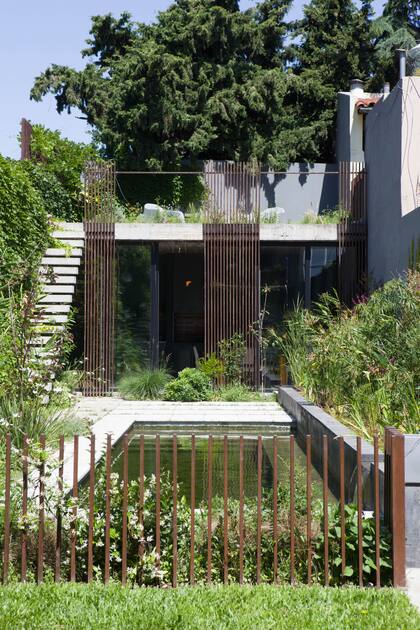 Se recuperó el patio interno, hoy fuente de luz y verde. Hoy la vista casi no tiene obstáculos para captar la planta baja en su totalidad (Arquitectura: Bardach, Mosquera; paisajismo: Elgueta, Beveraggi, Sambresqui)