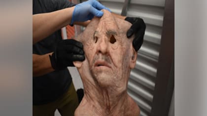 Se recuperó una máscara de persona mayor durante la investigación de David Sartin Jr., a quien las autoridades federales acusan de usar un disfraz de durante dos robos a bancos en Florida