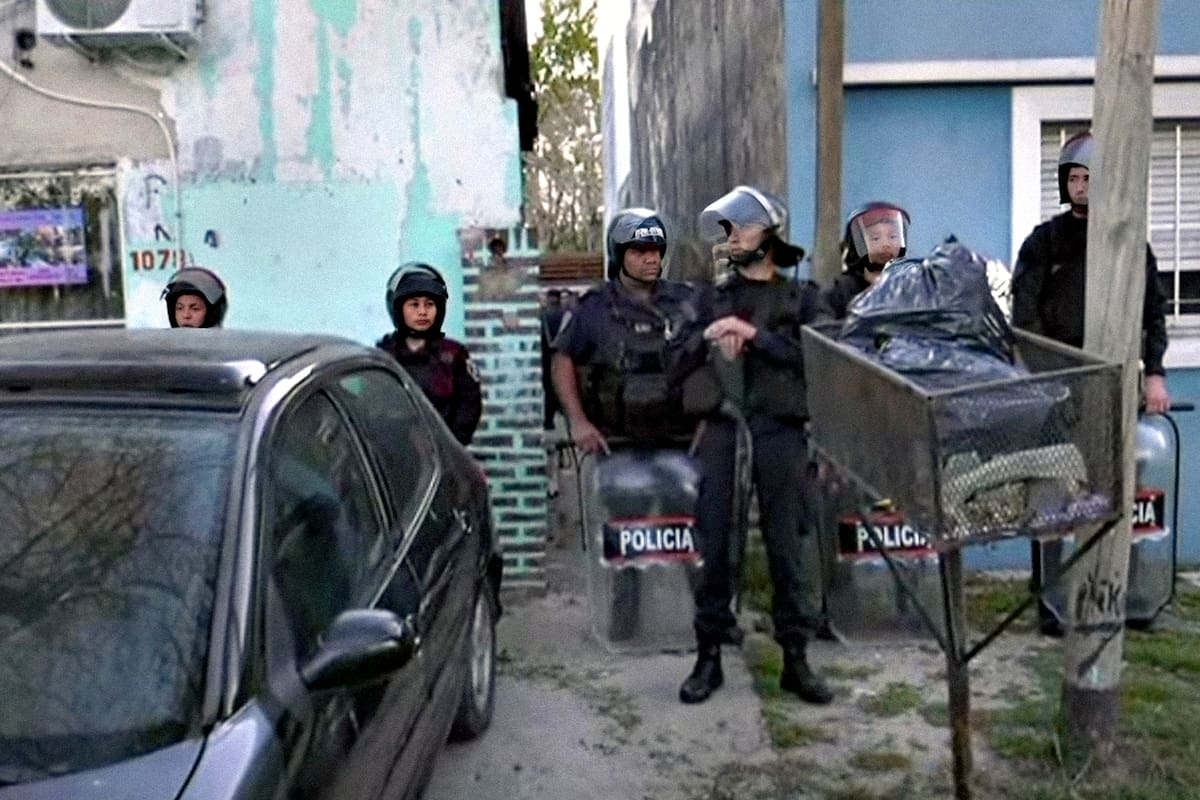 Se reforzó la custodia en la cuadra de la calle 141, entre la 521 y 522, donde residen Rigau y su familia; el puntero del PJ está buscado para ser detenido