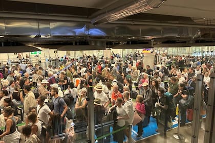Se registraron filas de hasta dos horas en el control de pasaportes de Barajas