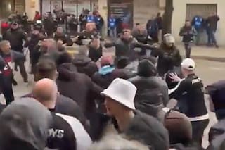 Barrabravas de All Boys se enfrentaron con la Policía: hubo gases lacrimógenos, balas de goma y heridos