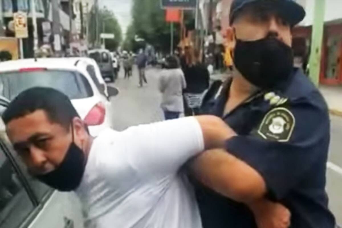 Se registraron incidentes entre manifestantes y la policia durante el acto en el que Kicillof, Berni y Espinoza pusieron en marcha nuevos patrulleros para La Matanza,
