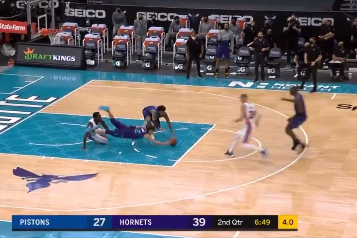 Se registró una jugada ridícula en el partido en que Charlotte Hornets derrotó a Detroit Pistons