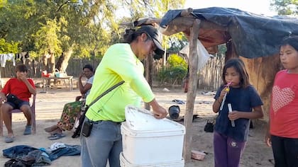 Se repartieron más de 1000 filtros a las familias nómades que viven de la pesca, y que pueden trasladarlos con ellos a donde vayan.