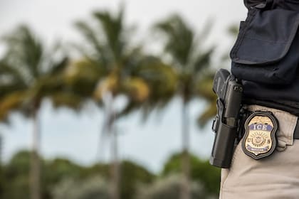 Se requiere portar arma, superar pruebas físicas y asistir a entrenamiento oficial