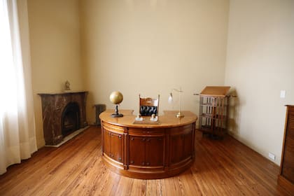 Se restauraron los pisos de roble y pinotea, y se recuperó la pintura en muros, mediante cateos que permitieron determinar el color original que tenían, con cortinas livianas y pesados.
