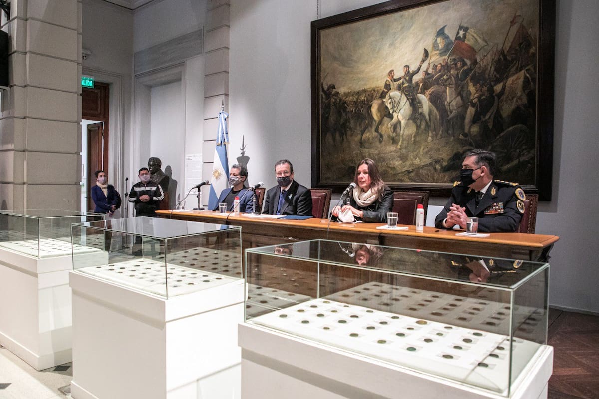 Se restituyeron más de 600 monedas grecorromanas pertenecientes al Museo Histórico Nacional. En el acto participaron (de izquierda a derecha) el director del MHN, Gabriel Di Meglio; el ministro de Cultura, Tristán Bauer; la ministra de Seguridad, Sabina Frederic, y el jefe de la Policía Federal, Juan Carlos Hernández, entre otros funcionarios