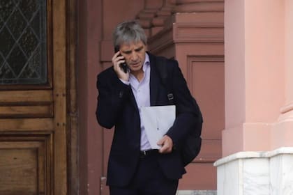 El ministro de Economía, Luis Caputo, sale de la Casa Rosada tras una reunión de gabinete