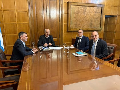 Se reunieron con el secretario de agricultura, Sergio Iraeta, para encontrar una solución al problema
