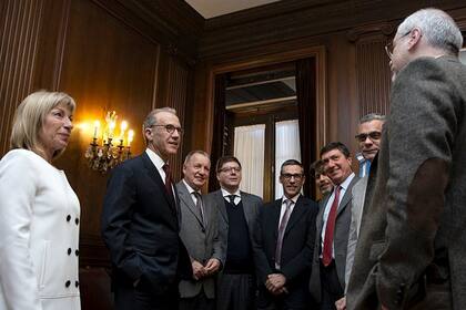 Se reunió con secretarios de la Corte; explora un estilo menos personalista