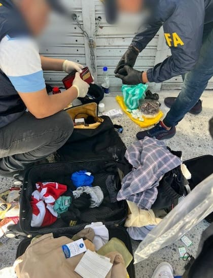 Se revisaron las pertenencias y se encontró una bandera Siria