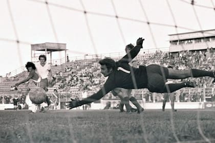 Se revivirán los goles inaugurales del 10. En la imagen, el que le hizo a Rubén Lucangioli. Fue el primero de los 345 goles que convirtió en su carrera.