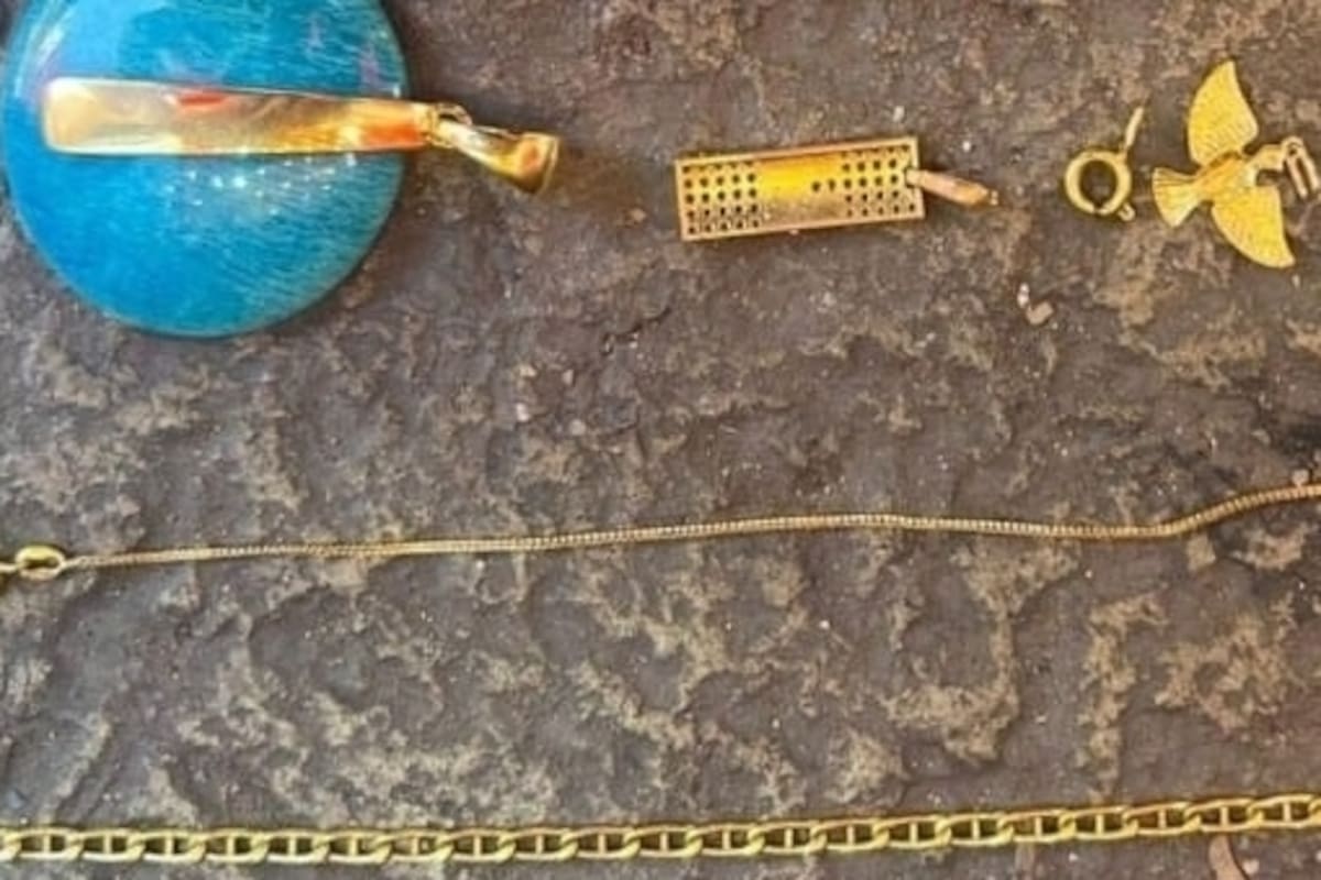 Se rompieron las dos cadenas con dijes de la víctima tras el forcejeo.