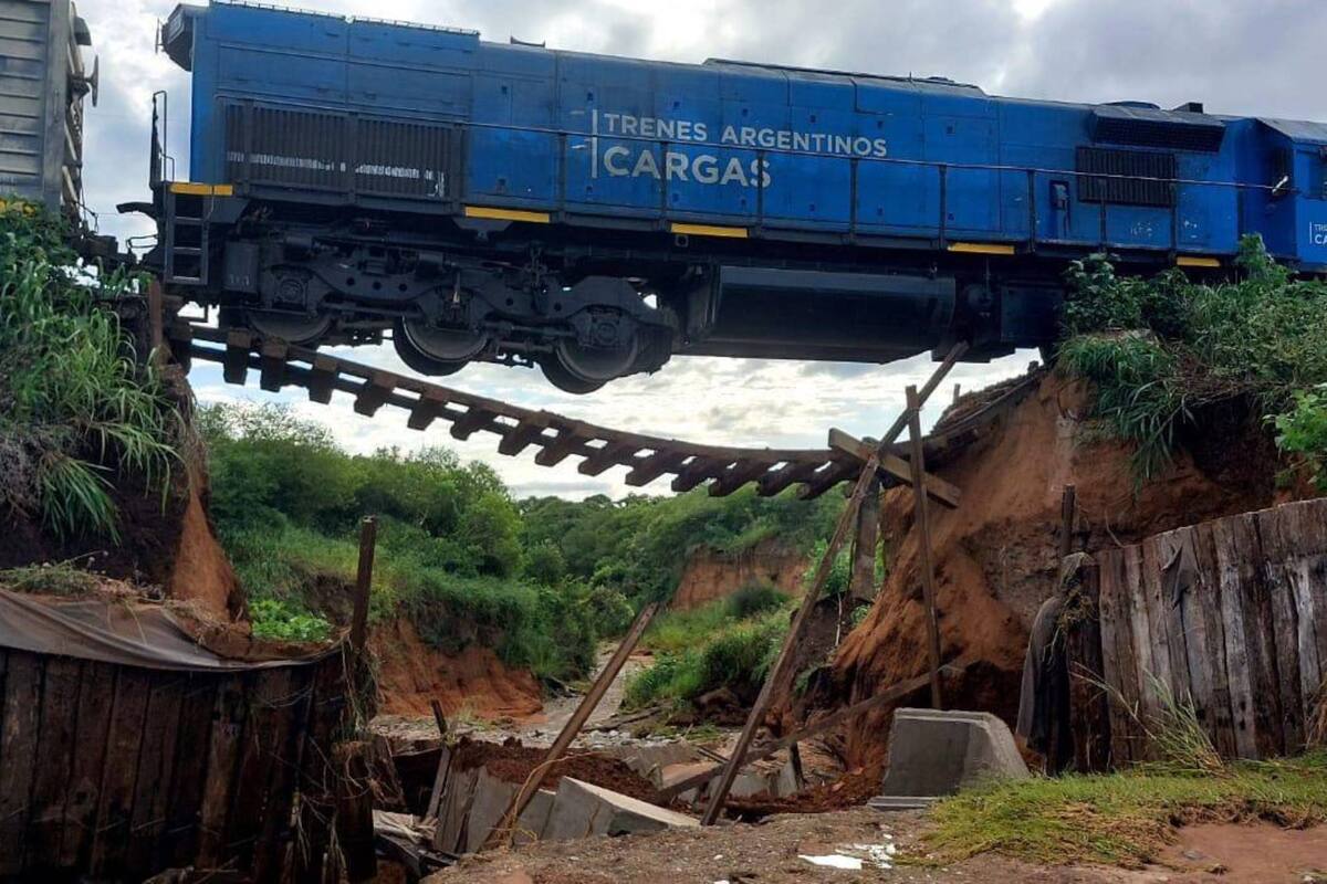 Se rompió un puente y un tren quedó colgado en un precipicio