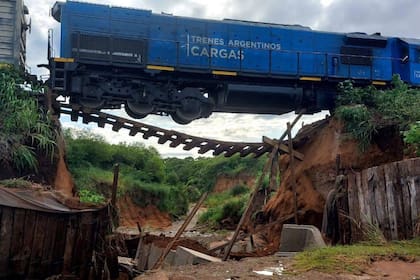 Se rompió un puente y un tren quedó colgado en un precipicio