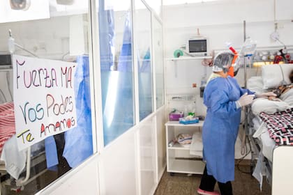 Se sabe que las vacunas disminuyen la posibilidad de enfermedad grave, hospitalización y muerte, pero no de reinfección