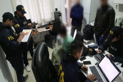 Se secuestraron dos CPU, dos tablet, dos netbook, cinco modem, discos rígidos, pen drive y demás elementos de interés para la causa.