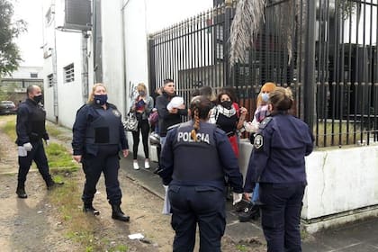 Se secuestraron vehículos, bebidas alcohólicas y equipos de música